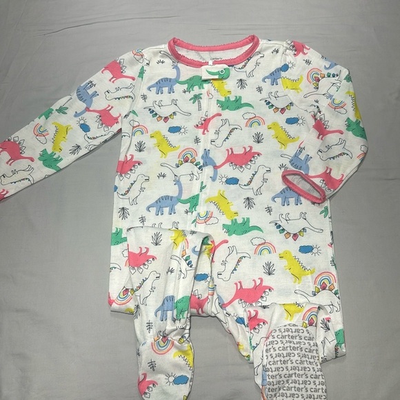 Carter's - footed sleeper with dinosaur design. Size 2T - Picture 1 of 5